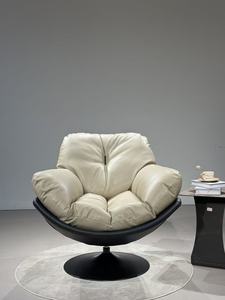 <span class=keywords><strong>Fauteuil</strong></span> <span class=keywords><strong>pivotant</strong></span> en tissu rayé avec <span class=keywords><strong>coque</strong></span> noire, accoudoirs décoratifs, coussin capitonné et base sur piétement pour hall d'hôtel - Product Image 3