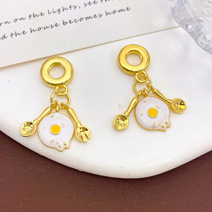 CZ9384 Dijes colgantes chapados en oro y esmaltados con diseños de huevo frito, vajilla, café, donut, cigarrillo y comida, para pulseras deslizantes - Product Image 2