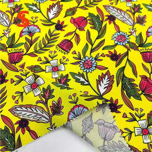 ผ้าป๊อปลินทอจากฝ้ายออร์แกนิกพิมพ์ลายดอกไม้เล็กๆ พื้นหลังสีเหลือง สำหรับกระโปรงเด็กผู้หญิง ชุดเดรส และชุดสูท - Product Image 4