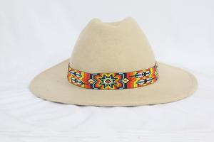 Sangle de chapeau Fedora artisanale avec perles colorées pour des tenues décontractées et habillées pour la pêche et les aventures en plein air - Product Image 2