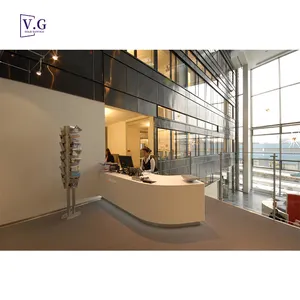 Balcão de check-in de aeroporto moderno e atraente, móveis personalizados de alta qualidade para projetos de superfície sólida