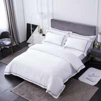 Lit d'hôtel brodé 3 lignes sur housses de couette et taies d'oreiller drap plat ensemble de literie blanc