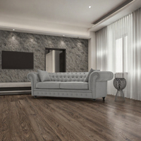 Canapé Chesterfield traditionnel en tissu capitonné trois places avec structure en bois massif pour villa, appartement et hôtel – Ensemble de meubles de salon