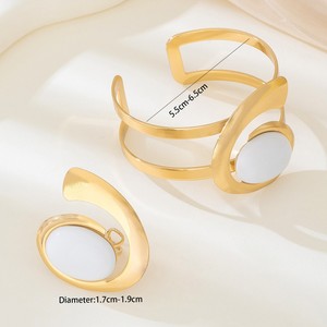 Parure de bijoux fantaisie pour femme, motif géométrique escargot, plaqué or, avec pierre précieuse ovale, comprenant boucles d'oreilles, bracelet ouvert et bague - Product Image 6