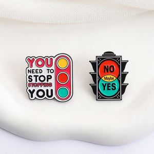 Épingles en émail Feu de signalisation Jaune Rouge Vert Non <span class=keywords><strong>Peut</strong></span>-être Oui Vous devez arrêter Vous arrêteriez de vous arrêter si vous n'arrêtiez pas Broche Badge de revers Bijoux Cadeaux - Product Image 3