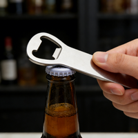 Décapsuleur porte-clés ergonomique à barre plate, lettres personnalisées gravées au laser pour concessionnaires de VR et communautés de camping