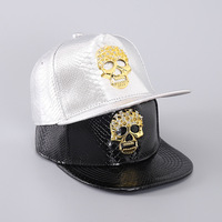 Gorra de béisbol de 6 paneles con visera plana, ajustable, con bordado a máquina de calavera, estilo Hip Hop, con placa de PU ligera y diseño de moneda, en stock