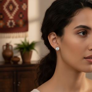 Pendientes de Oro Amarillo de 14K con Diamante Redondo Real en Engaste de Ilusión, 0.10TCW, Color G-H, Claridad SI, Estilo Étnico - Product Image 3