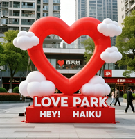 Arche gonflable géante en forme de cœur rouge personnalisée avec des nuages pour la décoration des centres commerciaux pour la Saint-Valentin