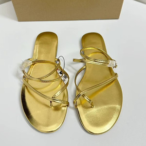 Sandales plates pour femmes en cuir PU aspect métallisé doré avec anneau d'orteil, tongs et pantoufles pour les vacances à la plage - Product Image 3