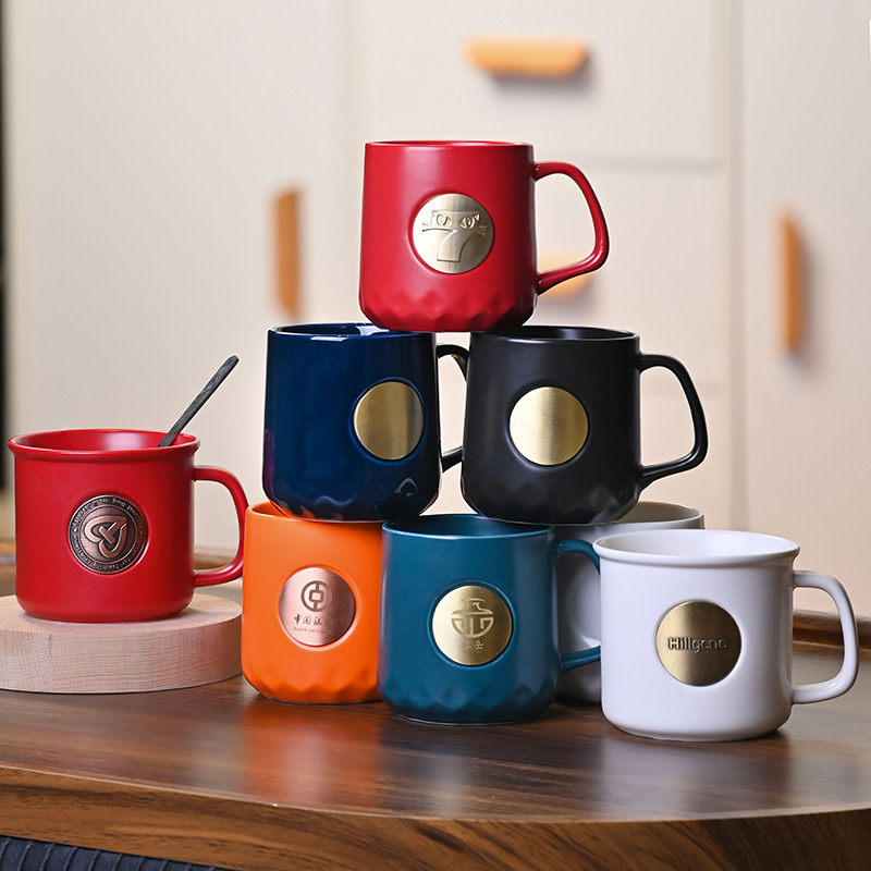 Taza con logo personalizado de la marca