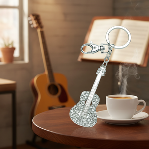 Portachiavi con chitarra classica in cristallo e strass per gli amanti della musica - Product Image 3