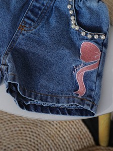 Nuovo Completo Casual da Bambina 2025: Top in Maglia Stampato con Collo e Jeans Ricamati con Perline e Motivo a Fiocchi - Product Image 4