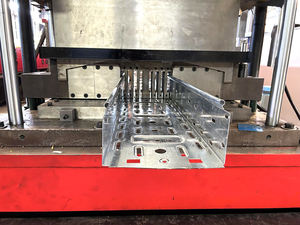 Machine de formage de rouleaux de chemins de câbles perforés galvanisés, plusieurs tailles 100-600mm, prix usine - Product Image 2