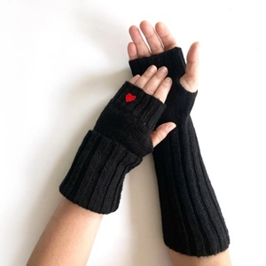 Mitaines thermiques exquises pour femmes hiver chaud câble tricoté chauffe-bras gants longs sans doigts avec coeurs rouges pour la chaleur extérieure - Product Image 4