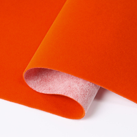 La poudre de flocage en velours met en valeur le matériau doux et moelleux, avec un tissu floqué à poils longs servant de doublure pour les boîtes cadeaux de bijoux.