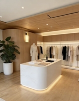 Nouveau présentoir de magasin de vêtements sur pied, personnalisable en couleur, minimaliste, avec étagère réglable et taille sur mesure, fabriqué en Chine
