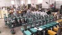 Machine de scellage semi-automatique à vis à tête cylindrique en aluminium, à commande manuelle, facile à utiliser pour les applications de capsulage alimentaire et chimique, garantie 1 an