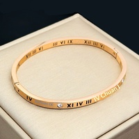 Bracelet en acier titane, élégant et original, les lettres romaines ne se décolorent pas. Bracelet pour femme, style homme