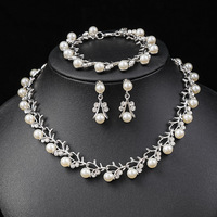 Ensemble de bijoux de mariage vintage fait main tendance : collier, bracelet et boucles d'oreilles en perles d'imitation pour femme