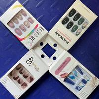 Boîte d'emballage pour faux ongles avec logo personnalisé, fenêtre transparente, finition mate et gaufrage artistique, prête à l'emploi