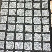 Vente en gros de petits blocs de granit chinois gris pierre polie jardin extérieur parc allée pavage design moderne pierre de galets noirs