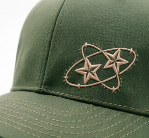 Gorra de camionero de 6 paneles con bordado personalizado, construcción de alta calidad, elegante y cómoda, visera curva, ideal para actividades al aire libre. - Product Image 4