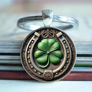พวงกุญแจโลหะผสมสังกะสีทรงกลมวินเทจ พร้อมจี้รูปใบโคลเวอร์สี่แฉกและเกือกม้าแบบนูน ทำด้วยมือ - Product Image 6