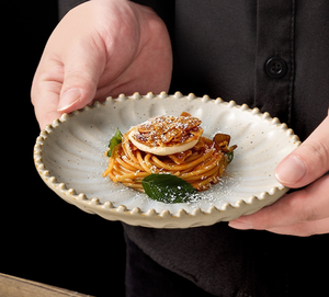 Assiette en céramique vintage à bord perlé effet four, plat en grès rétro fait main pour hôtels et restaurants, vaisselle personnalisable avec logo et dimensions - Product Image 4