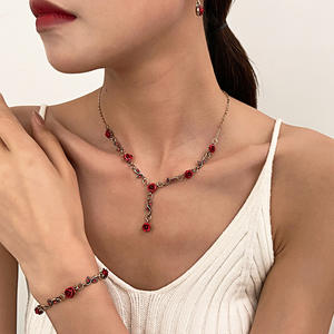 Conjunto <span class=keywords><strong>de</strong></span> Joyería Vintage <span class=keywords><strong>de</strong></span> Rosa Roja con Circones, <span class=keywords><strong>de</strong></span> Aleación <span class=keywords><strong>de</strong></span> Color Dorado y Esmalte, con Diseño <span class=keywords><strong>de</strong></span> Flor y Enredadera, Collar, Pulsera y Pendientes, Paquete <span class=keywords><strong>de</strong></span> 3 Piezas, Regalo para Disfraces y Fiestas - Product Image 4