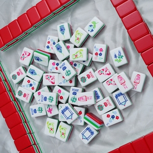 Jeu de tuiles de mahjong en acrylique portable de luxe rouge personnalisé 160 pièces avec motif chien, style américain 4 couches pour divertissement familial - Product Image 2