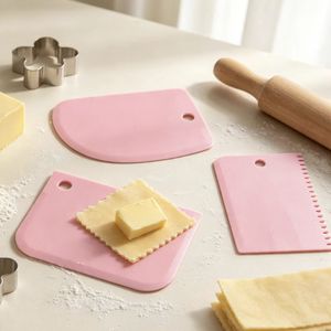 Ensemble de 3 grattoirs à gâteau en plastique rose, lisseurs de pâte à pâtisserie, peignes à glaçage, outils de décoration pour la pâtisserie, compatibles lave-vaisselle - Product Image 3
