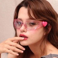 2024 nouveautés styles mignons en plastique mode lunettes de soleil en forme de coeur Y2K designer logo personnalisé lunettes de soleil pour dames