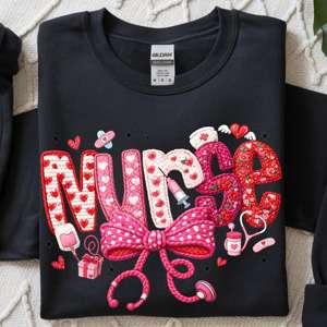 Термотрансферный DTF-принт «Валентинская медсестра»: готовый к нанесению на одежду и кружки, с эффектом фальш-пряжи, вязаный стетоскоп, бантик, цветочный узор. - Product Image 3