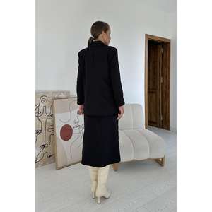 Ensemble de costume élégant pour femmes noires avec veste boutonnée et jupe pour le bureau - Product Image 1