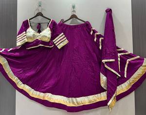 Conjunto de Lehenga Choli de Diseño en Color Morado con Borde Metálico Dorado y Dupatta para Eventos Festivos y Bodas - Product Image 2