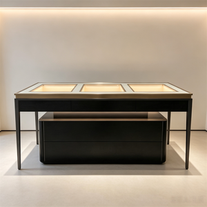 Vetrina Espositiva Museale Multi-Scomparto con Tre Scomparti, Piano in Vetro a Filo Tavolo, Illuminazione LED Silenziosa, Espositore da Banco per Orologi di Lusso - Product Image 1