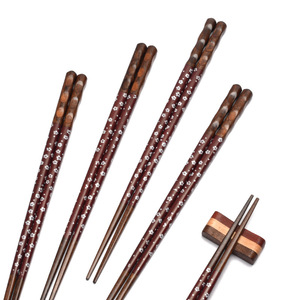 Palillos de madera de estilo japonés, diseño de flor de cerezo ondulada roja, forma redonda, vajilla portátil para el hogar y viajes - Product Image 5