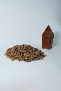 Varilla de madera exótica Kayu Sanai impregnada con extracto de azafrán para rituales tradicionales de incienso aromático No 53 - Product Image 2