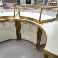 Vitrine d'îlot ronde pour bijoux Sundo, comptoir en verre incurvé, présentoir crème doré, fabricant de mobilier modulaire pour magasins