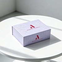 Caja Rígida Magnética Personalizada de una Pieza, Color Morado Claro, con Patrón de Flores en Relieve, Impresión Interior y Exterior para Empaque de Regalos