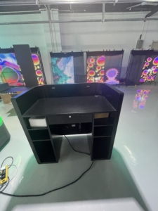 Bên trong các <span class=keywords><strong>LED</strong></span> DJ Booth p2.5 trong nhà đầy đủ màu sắc <span class=keywords><strong>LED</strong></span> hiển thị cho âm nhạc Lễ Hội Tùy chỉnh hình DJ Booth <span class=keywords><strong>LED</strong></span> hiển thị - Product Image 3