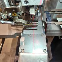 Machine à coudre automatique à double aiguille TOPSEVI TS-254D de qualité industrielle pour la pose de boucles de ceinture sur les jeans, les pantalons et les lignes de production de vêtements