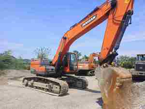 รถขุดตีนตะขาบ Doosan DX220 ปี 2023 มือสอง น้ำหนัก 21 ตัน คุ้มค่า ประหยัด ใช้เครื่องยนต์ Kawasaki ปั๊ม PLC เกียร์บ็อกซ์ สภาพ 90% รับประกัน 1 ปี - Product Image 2