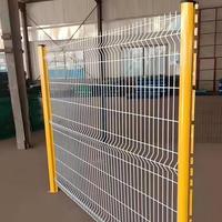 Modern 6 voet gebogen driehoekig buitenbeveiligingshek met gegalvaniseerd ijzeren frame, PVC-coating, duurzaam 3D-draadgaas