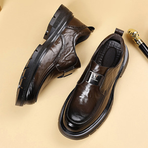 รองเท้าหนังผู้ชายแบบสวม พื้นหนา สไตล์อังกฤษ ลำลอง ใส่ทำงาน ใส่ได้ทุกโอกาส สีน้ำตาล สีดำ สำหรับผู้ใหญ่ ใส่ได้ทุกฤดู - Product Image 1