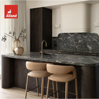 Armoire de cuisine minimaliste en mélamine Alland, design moderne bicolore noir et blanc, avec îlot incurvé pour maison de ville