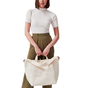 Sac fourre-tout en toile de coton noir et beige avec poche intérieure zippée, logo personnalisé OEM imprimé, bandoulière réglable - Product Image 1