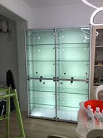 Vitrine de présentation de bijoux moderne personnalisée avec éclairage LED, miroir, porte coulissante en verre pour magasin de détail