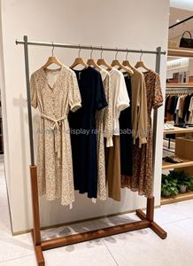 Espositore per <span class=keywords><strong>Abbigliamento</strong></span> Personalizzato in Acciaio Inox e Legno, Stand per Negozi di <span class=keywords><strong>Abbigliamento</strong></span> Femminile - Product Image 4